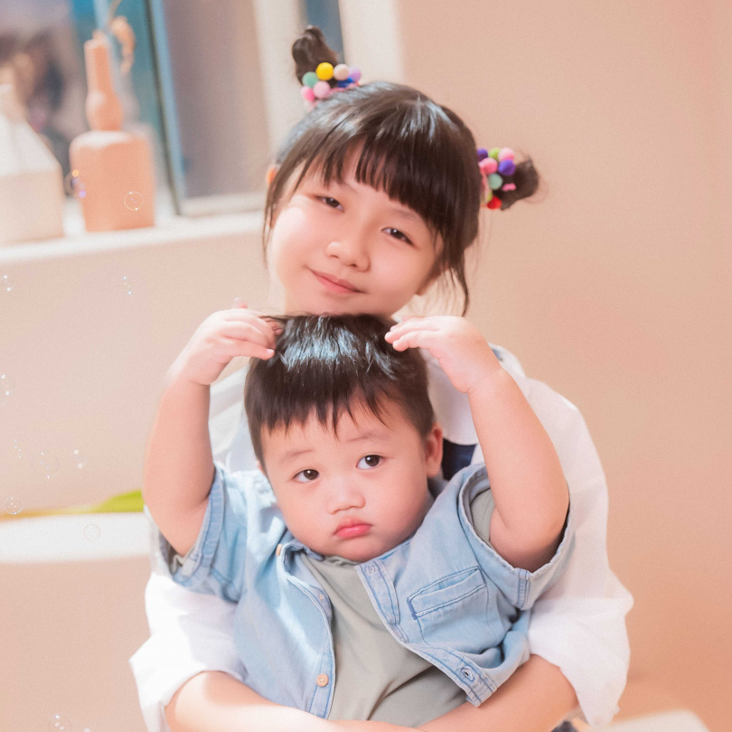 妮妮與弟弟萌弟吵架機率微乎其微。（圖／那對夫妻提供）