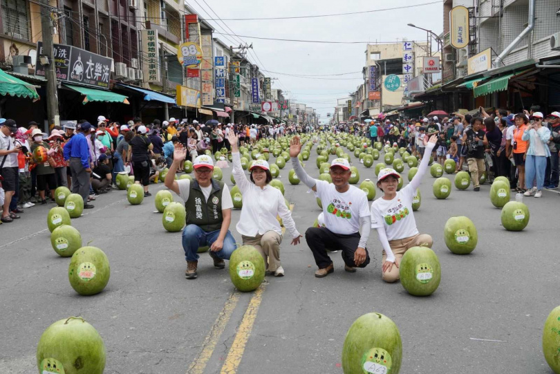 屏東佳冬端午封街立西瓜，880顆瓜齊立超壯觀。（圖／屏東縣政府提供）