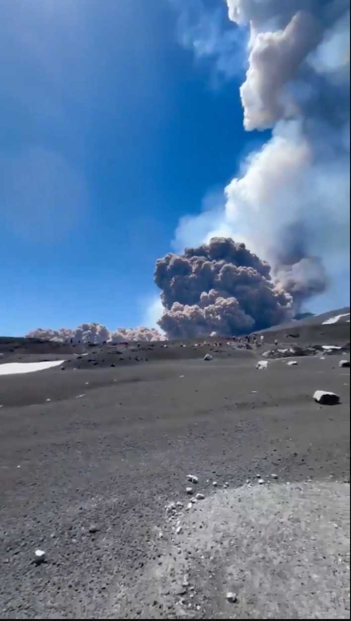 義大利西西里島埃特納火山爆發，遊客急忙逃竄。（圖／翻攝X）