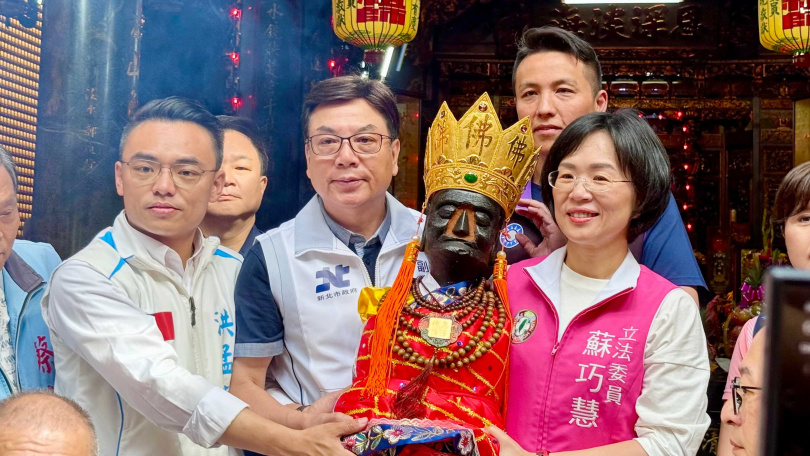 民進黨立委蘇巧慧（右）與新北市副市長劉和然（中）、國民黨立委洪孟楷（左）都是2026可能市長人選，彼此更早已在新北市全境勤跑，希望能衝高支持度，順利入主新北。（圖／報系資料照）