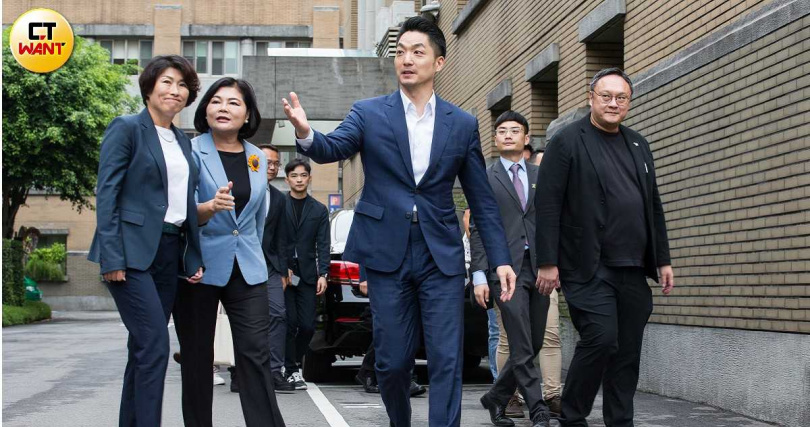 針對行政院「統刪」地方政府一般性補助款，台北市長蔣萬安（前排中）4日率領8位在野黨縣市首長或代表，連袂前往行政院提出訴願，獨排新北市未獲邀與會，引發爭議。（圖／黃威彬攝）