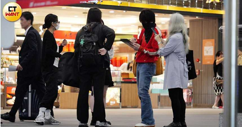 沿途不停地有粉絲找蕭敬騰簽名，Summer則在一旁等候。（圖／本刊攝影組）