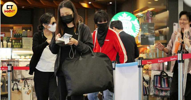 滿足完粉絲之後，蕭敬騰親切地跟粉絲道別，跟著Summer準備登機。（圖／本刊攝影組）