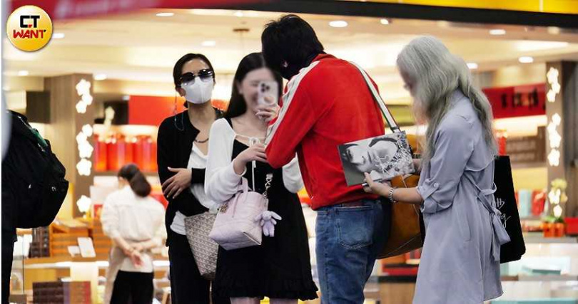 粉絲要求合照或是簽專輯，蕭敬騰都來者不拒。（圖／本刊攝影組）