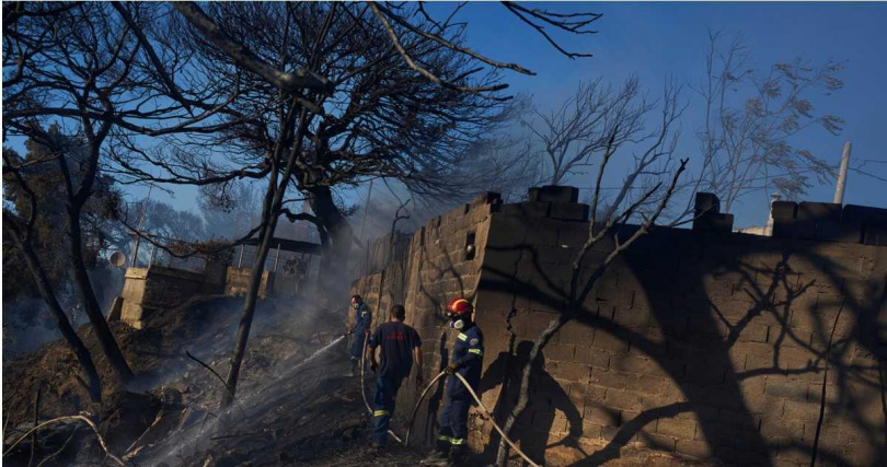 克里特島與雅典郊區接連爆發野火，大火延燒民宅、飯店與森林，濃煙遮蔽天空，數千名觀光客連夜逃離。（圖／達志／美聯社）