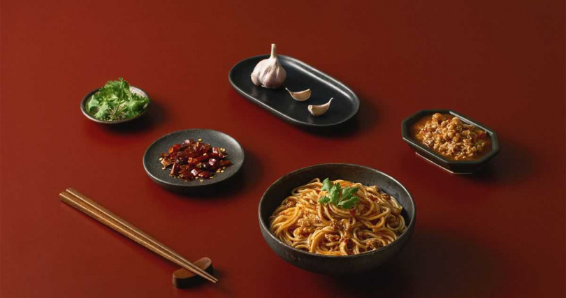 【HōSSET 虎勢】台灣全新常溫調理品牌 HōSSET 虎勢正式登場，首波推出豬肉乾拌系列，搶先亮相兩款獨家研發口味新品「豬肉蒜香」、「豬肉酸菜」。（圖／HōSSET虎勢提供）