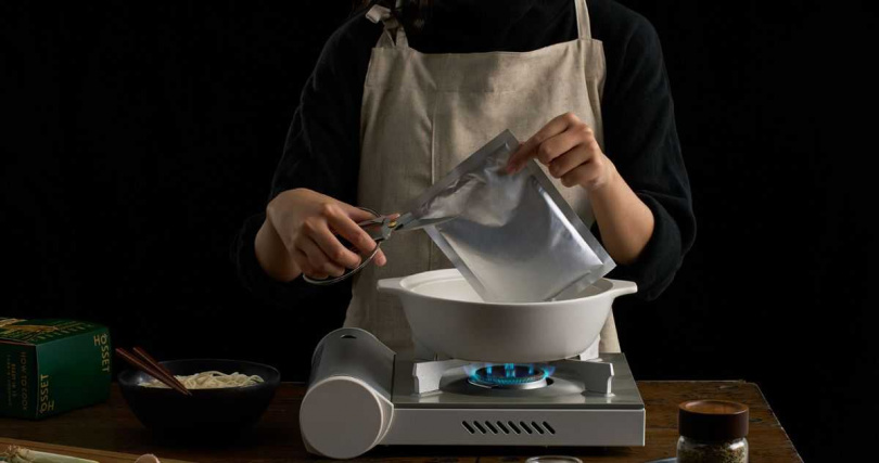 【HōSSET 虎勢】HōSSET 隔水加熱只需 4.5分鐘，就能享受舒服的好味道，無論是居家料理、深夜晚餐、露營野餐，都能提供您適合的選擇，讓好好吃飯成為生活中順手的小事。（圖／HōSSET虎勢提供）