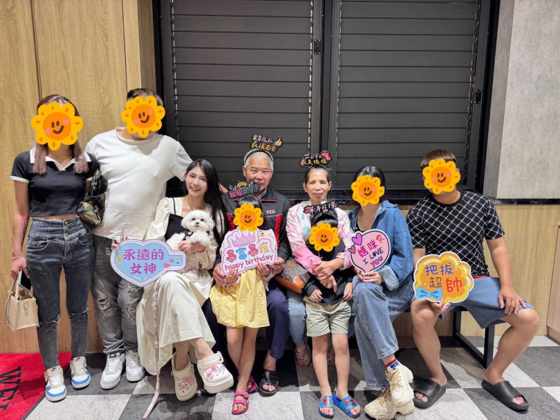 陸筱晴透露每年過年一定會包紅包給爸媽，爸媽生日也會跟兄妹集資送金項鍊、飾品等禮物表達心意。（圖／陸筱晴提供）