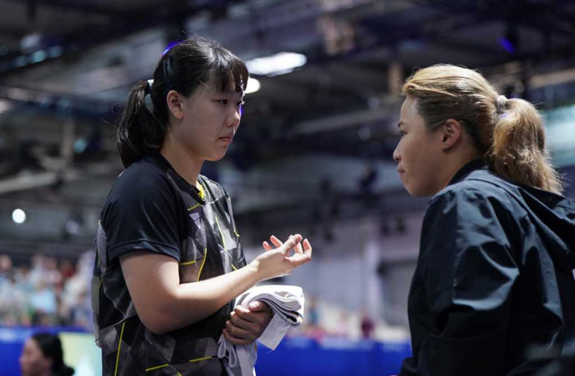 桌球女將黃愉偼（左）24日在德國世大運桌球女單為中華隊打下銀牌，比賽過程中和教練林嘉慧討論應戰策略。（圖／大專體總提供）