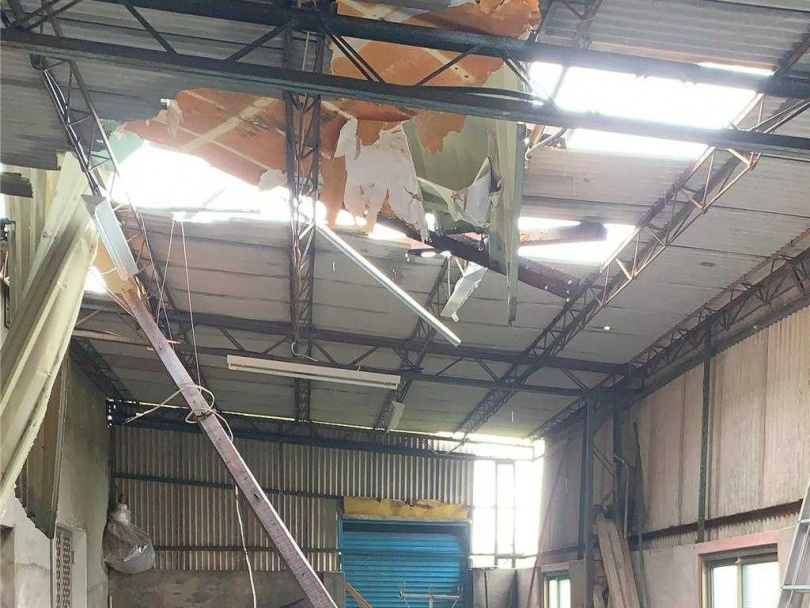 台南沿海地區在丹娜絲颱風過後仍有部分屋頂受損的房屋待修理。（圖／中國時報郭良傑攝）