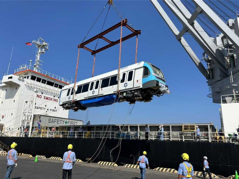 捷運三鶯線最後3輛18日凌晨順利運抵新北三峽機廠，全線29輛列車全數報到，全面展開最後階段的測試作業。（圖／新北捷運局）