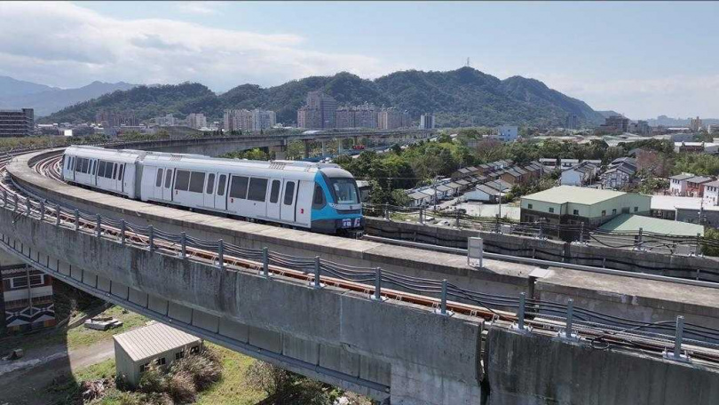 列車測試大致分成靜態測試、車對地通訊功能及品質測試、安全速限測試、低速自動駕駛測試、模擬營運狀況下的自動駕駛測試、全系統整合測試、全系統穩定性測試7大步驟。（圖／新北捷運局）