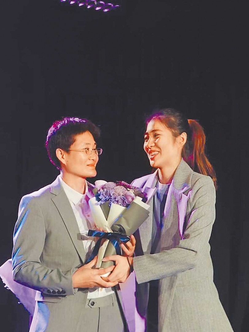 梁湘華(右)為了讓媽媽可以做自己,在研究所畢業的表演上,送給媽媽一齣獨角戲。(圖/梁湘華提供)