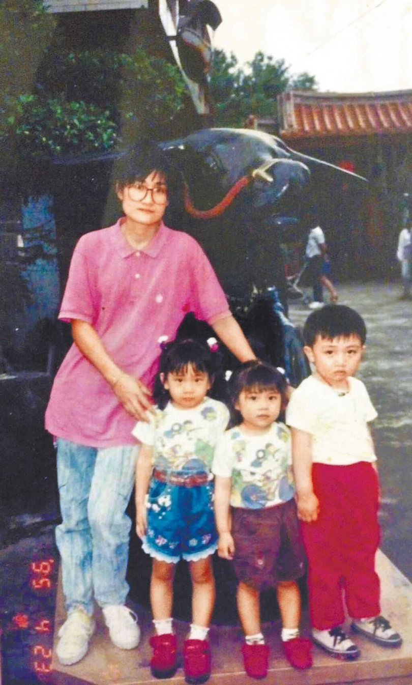 梁湘華(左二)自小父母離異,底下還有弟弟和妹妹,媽媽擔起養家的責任。(圖/梁湘華提供)