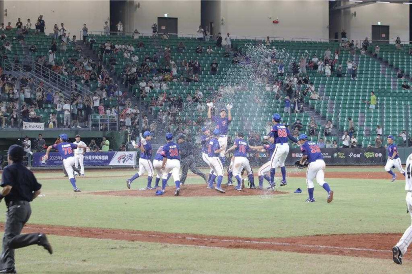 中華U-15代表隊在台南市亞太國際棒球訓練中心舉辦的亞洲青少棒錦標賽勇奪冠軍，小選手興高采烈的灑水慶祝。（圖／台南市政府提供）