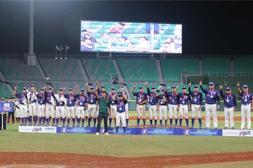 中華U-15代表隊在台南亞太國際棒球訓練中心成棒主球場舉辦的亞洲青少棒錦標賽奪冠，上台領獎後，與棒協理事長辜仲諒高舉第一手勢。（圖／台南市政府提供）