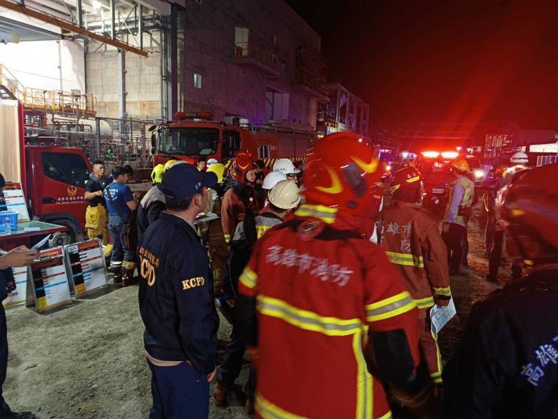 高雄興達火力發電廠今天（9日）晚間8時許驚傳火警。（圖／翻攝畫面）