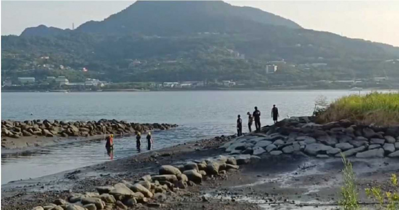 紅樹林淨灘工人在河岸發現疑似遺骸，警方封鎖現場採證。（圖／報系資料照）