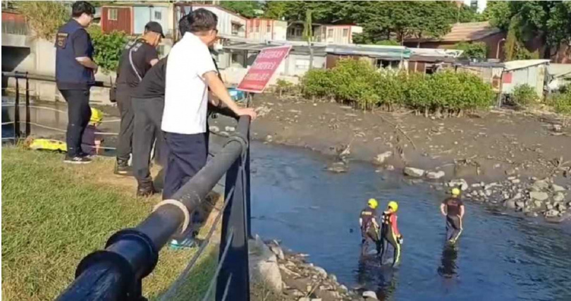 王姓老婦失蹤後，家屬與警方沿淡水河展開長時間搜索。（圖／警方提供）
