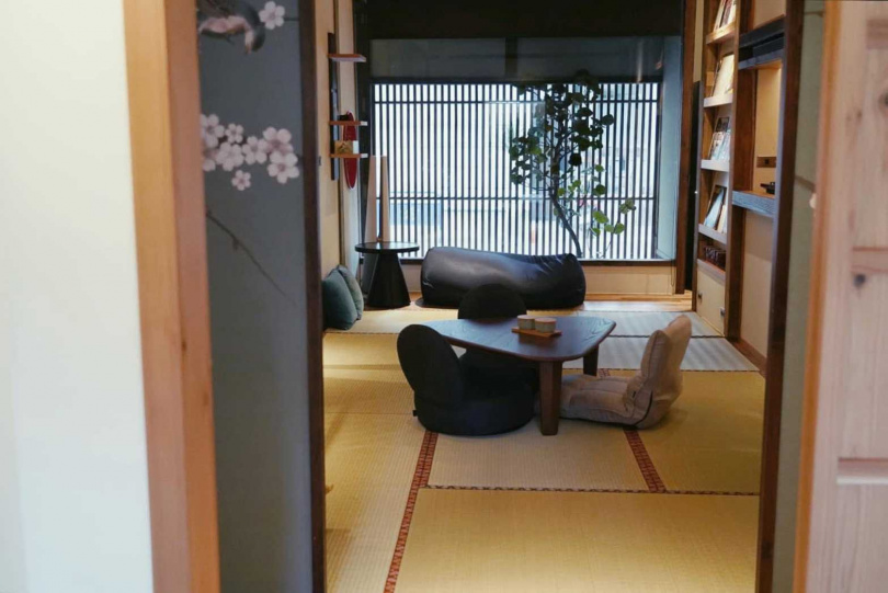 有著回到鄉下阿嬤家般親切的「家暖暖」,帶遊客重回六十年前的台灣民間日常。(圖/家暖暖提供)