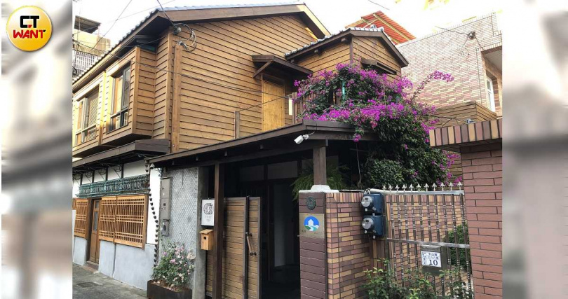 一樓是寬敞的客餐廳、廚房與主臥,有著一般民宅少有的低調輕奢感。(圖/高靜玉攝)