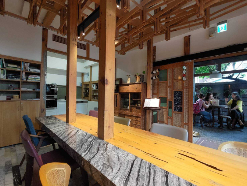 房間充分運用空間,設計具生活感與質感的配備,浴室也寬敞明亮。(圖/有春枟宅提供)