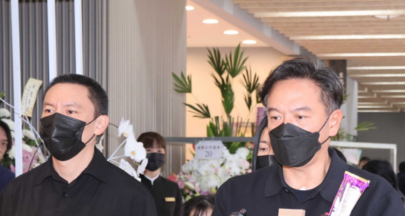 今年三月張翰（右）與張震兄弟倆一同現身母親的告別式。（圖／本刊攝影組）