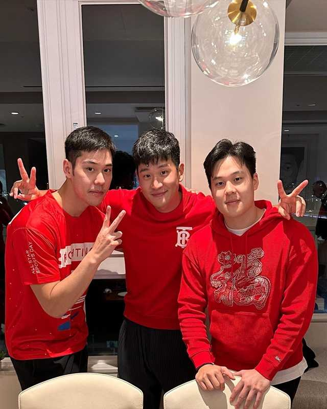 周予天（左）與周興哲（中）兄弟檔演藝工作各有斬獲。（圖／翻攝自周興哲FB）