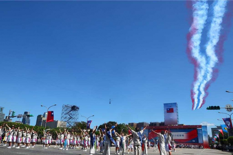 中華民國114年國慶大典10日登場，重頭戲「主題表演」尾聲由桃園啟英高中與在地志工攜手演出融合傳統舞與Hip-Hop，象徵文化承傳與青春力量。壓軸登場的空軍雷虎小組夜在此時駕駛「勇鷹」高教機編隊衝上天際，施放彩煙為中華民國114歲獻上祝福。（圖／中國時報鄧博仁攝）