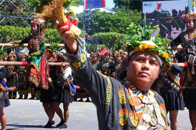 中華民國114年國慶大典10日登場，重頭戲「主題表演」屏東原鄉部落青年及娜麓灣樂舞劇團則以原民儀式帶出和平與共生的意象。（圖／中國時報鄧博仁攝）