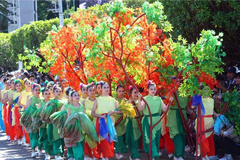 中華民國114年國慶大典10日登場，活動首先由「序幕暖場」揭開序曲，新民高中表演藝術科（見圖）表演《綻放島嶼福爾摩沙》呈現活力與凝聚力。進場時道具與背景融為一體。（圖／中國時報鄧博仁攝）