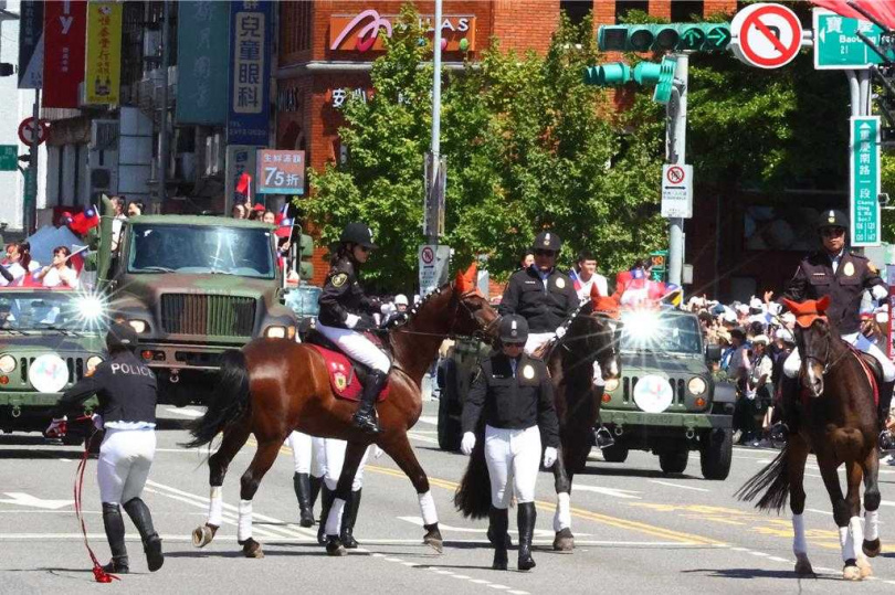 中華民國114年國慶大典10日登場，新北市政府警察局騎警隊在主題表演部分帥氣亮相。因馬受到彩帶驚嚇而往反方向跑。（圖／中國時報鄧博仁攝）