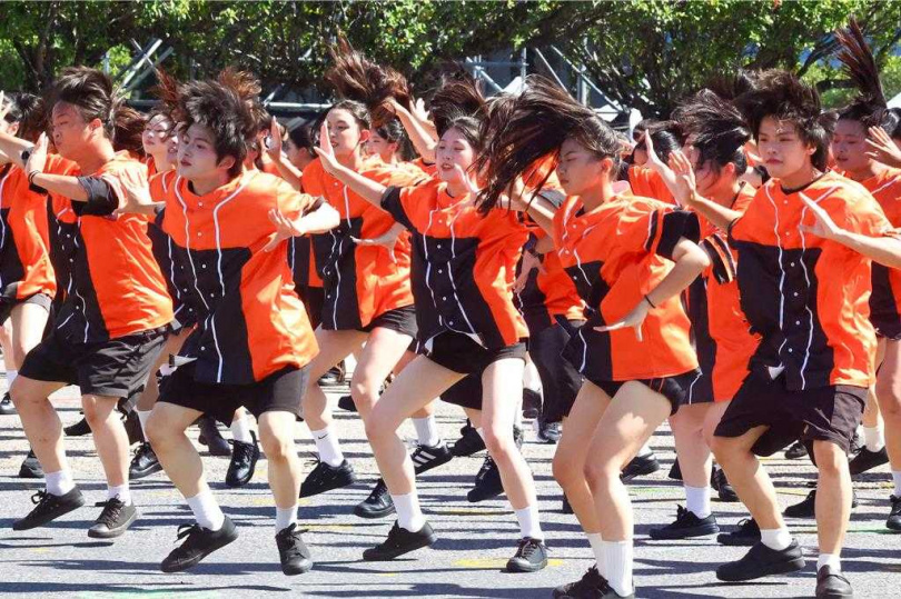 中華民國114年國慶大典10日登場，活動首先由「序幕暖場」揭開序曲，屏東南榮國中表演《境樂響頌雙十榮耀國慶舞青春》呈現活力與凝聚力。（圖／中國時報鄧博仁攝）