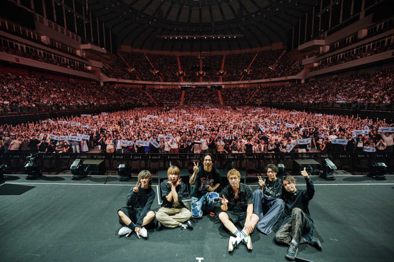 優里與台下粉絲合唱並拍照留念。（圖／大鴻藝術、超級圓頂提供）