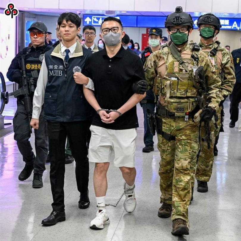 郭哲敏(中)的「八八會館」引發兩女檢察官遭懲戒風暴,郭2022年10月潛逃出境,在泰國落網被押解返台。(圖/報系資料照)#