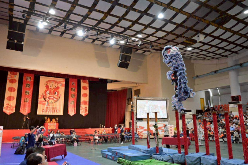 爭霸賽現場比賽畫面，圖中為基隆長興呂師父龍獅團。（圖片提供／泰山區公所）