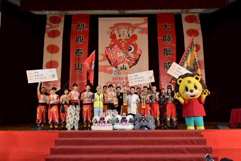 2025年獲得前三名泰山獅王殊榮的隊伍，冠軍：基隆長興呂師父龍獅團（中）、亞軍：臺灣藝權龍獅體育會（右）、季軍：臺灣培德龍獅團（左）。（圖片提供／泰山區公所）