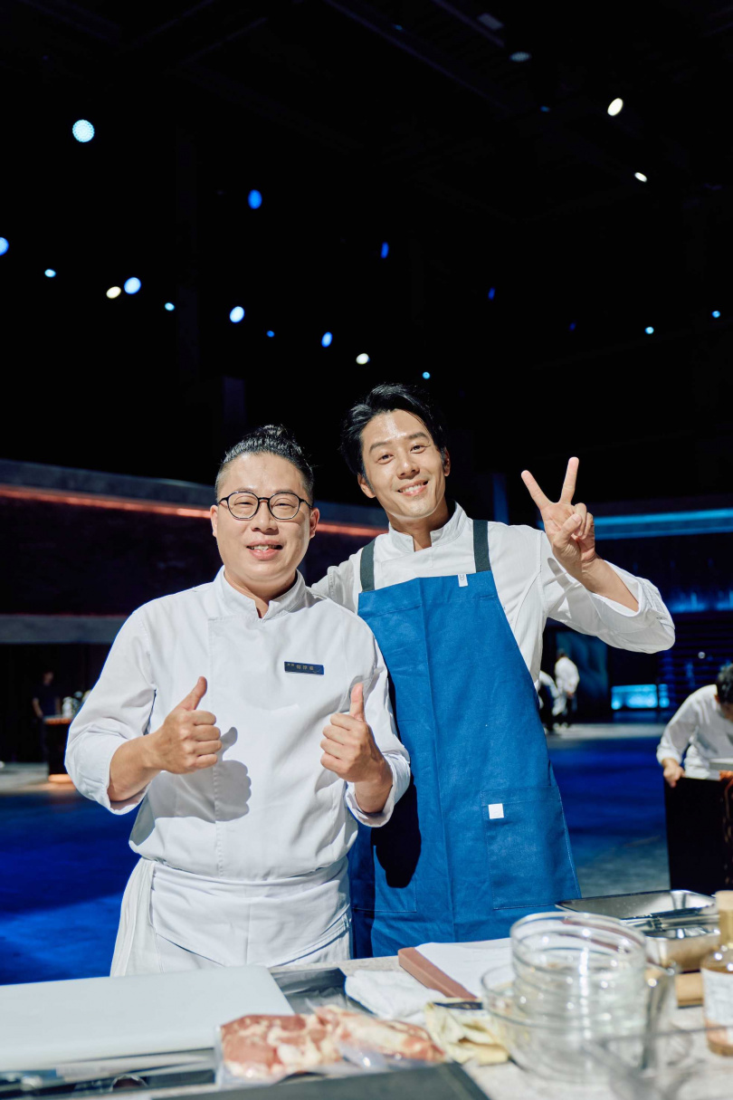 主廚Will高郁晧（左）向胡宇威大打「舊情誼」牌。（圖／華視提供）