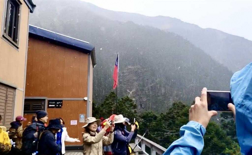 山友目睹玉山飄雪紛紛拿出手機記錄，直呼「太幸運了！」（圖／玉山國家公園提供）