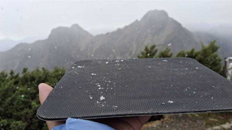 玉山風口氣溫驟降至0.7度，加上強風與水氣形成短暫降雪。（圖／玉山國家公園提供）