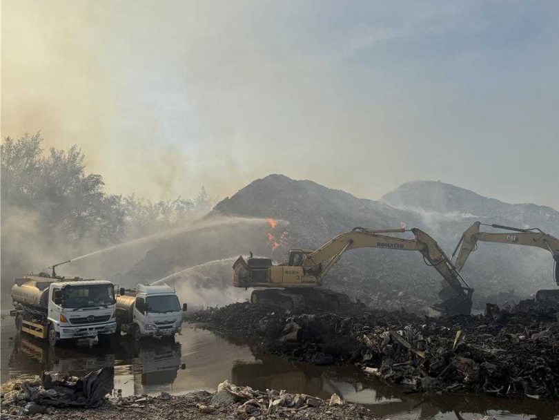 民眾聞了大半夜的燒焦味,將矛頭指向烏樹林暫置場的火災,但環保局說明,現場監測空品並沒有超標異樣。(圖/中國時報曹婷婷攝)