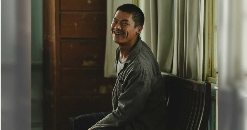 柯煒林飾演的趙公道特別使用傳統手動推子，刻意製造出坑坑巴巴、剃過一陣子又重新長出的怪平頭，再搭配日曬與粗糙妝感，讓原本的型男形象徹底。（圖／華文創提供）