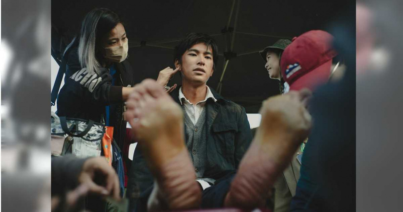 曾敬驊為符合躲藏於甘蔗田中的設定，讓角色在拍攝過程中逐步「變髒」，刻意保留不同階段狀態。（圖／華文創提供）