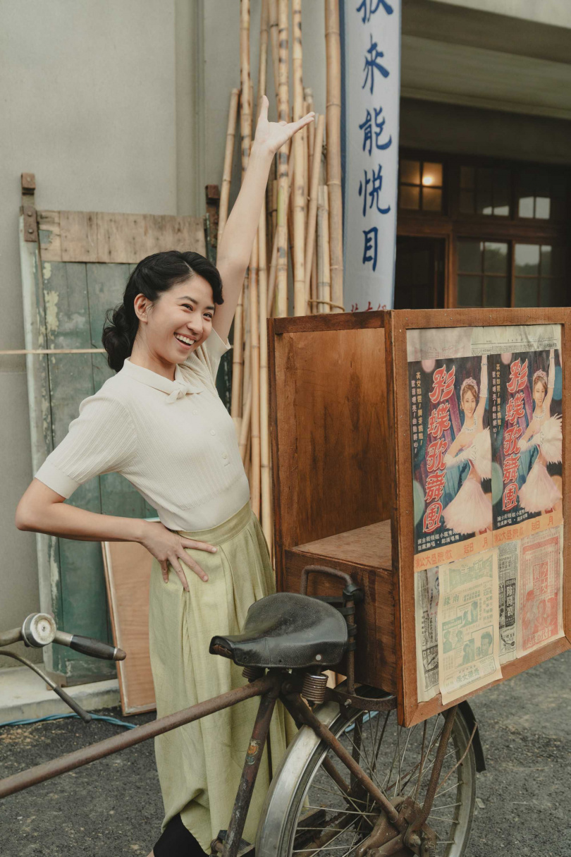 9m88 在歌舞團中，結合 50 年代歌舞文化與角色身分所打造的妝髮與服裝層次。（圖／華文創提供）