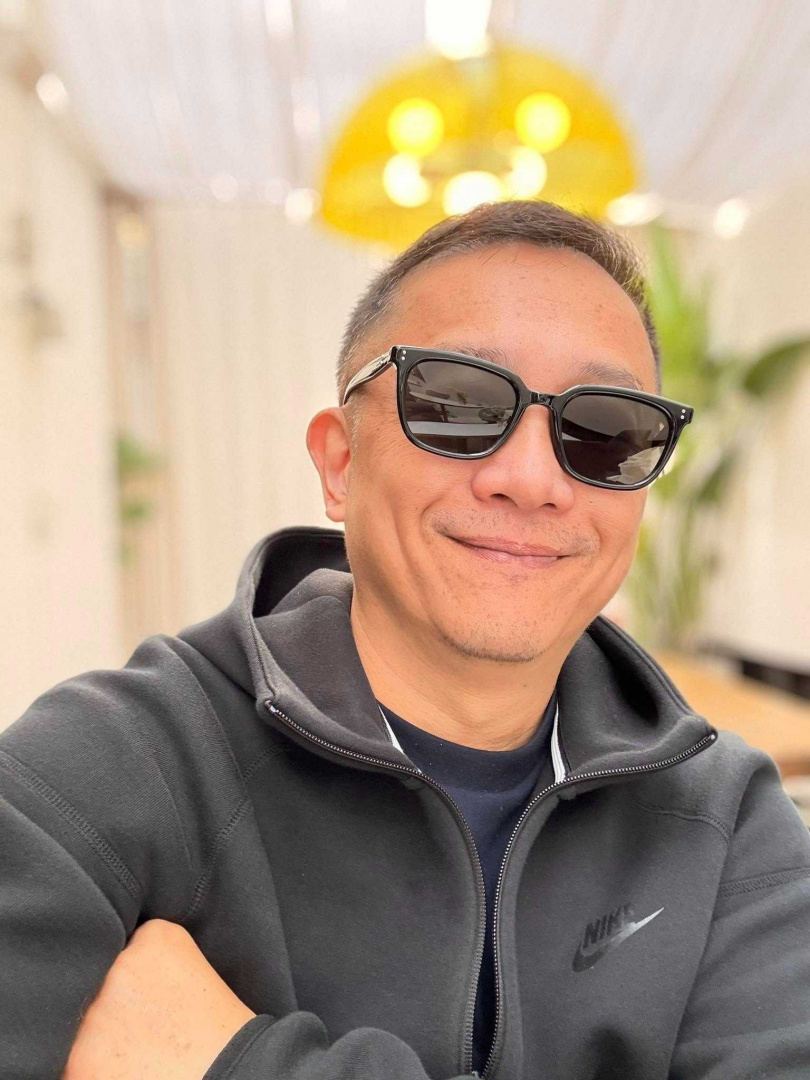 陳昭榮被直擊與一名女子互動親密，才坦承自己已經離婚。（圖／翻攝自陳昭榮臉書）