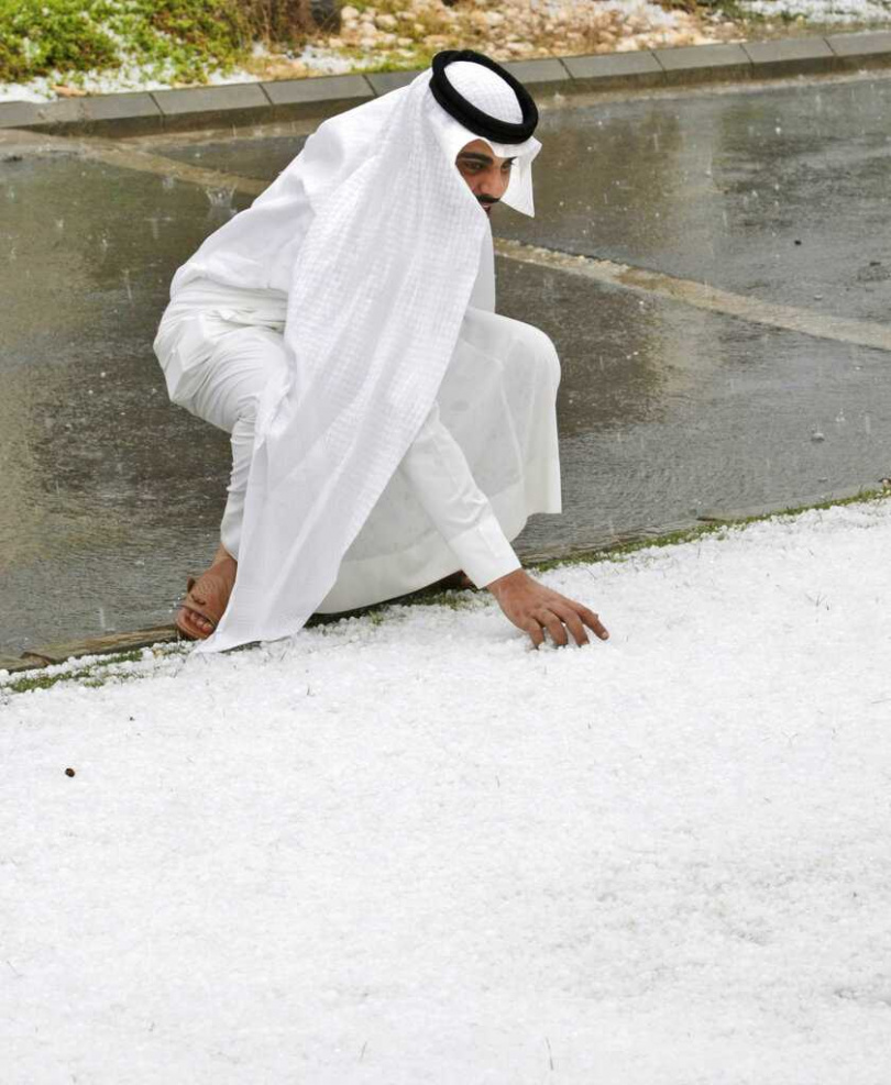 民眾玩雪、拍照，享受難得一見的雪景。