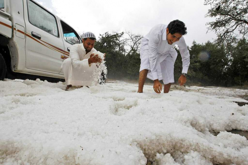 民眾玩雪、拍照，享受難得一見的雪景。