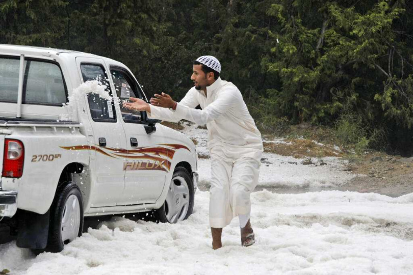 沙漠與白雪交織，呈現出中東地區難得的夢幻景象。