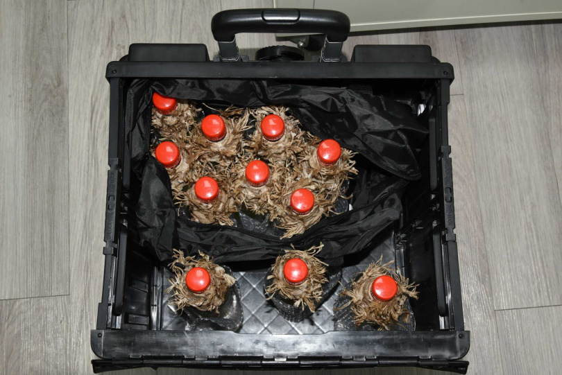 警方在張文投訴的旅館中，查獲大量汽油彈與刀具。(圖／翻攝畫面)