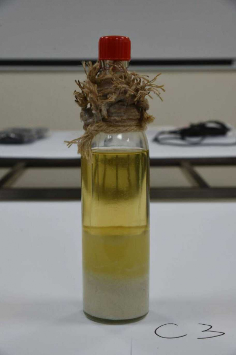 警方在張文投訴的旅館中，查獲大量汽油彈與刀具。(圖／翻攝畫面)